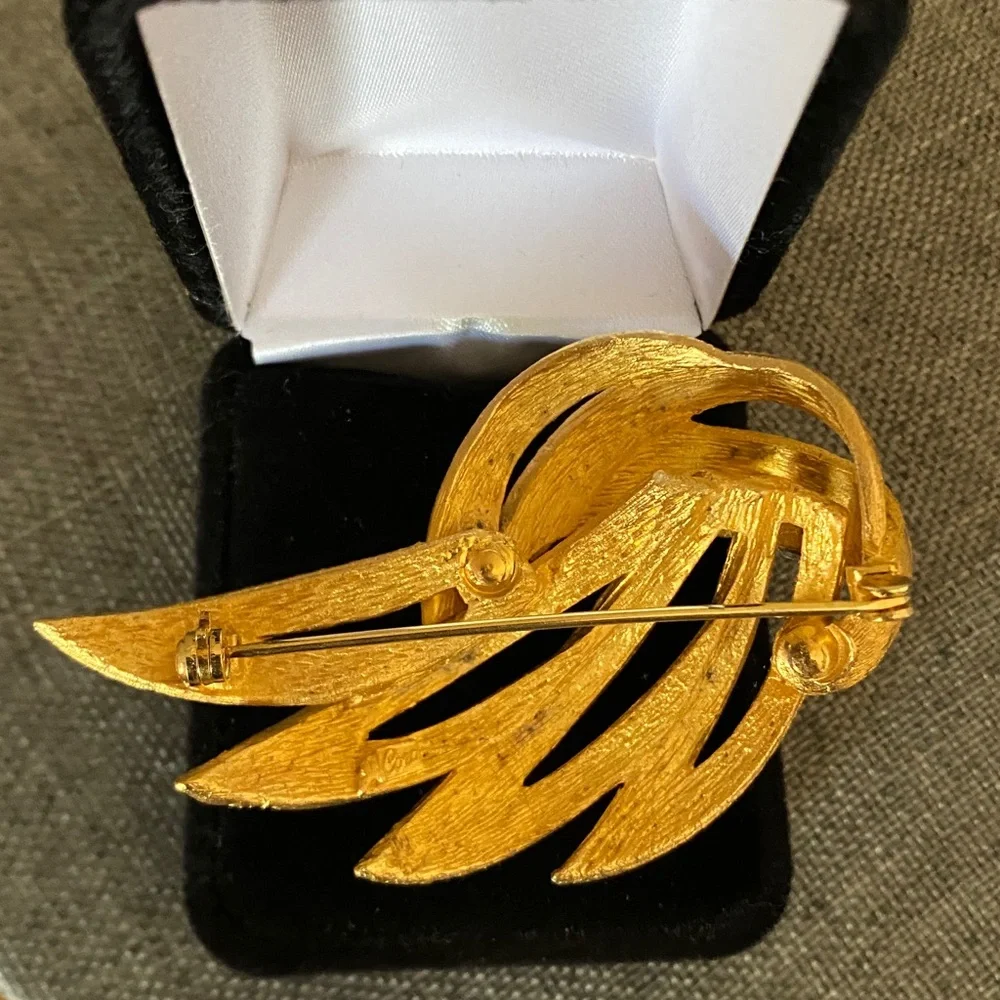 Vintage Coro Gold Tone Florentine Ribbon Leaf Brooch Signed Mid Century - Picture 5 of 7